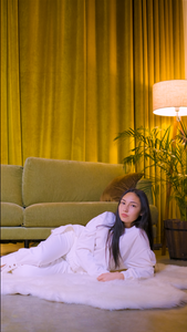 Contrast sweater with cacoon sleeves and asymmetric hem in white