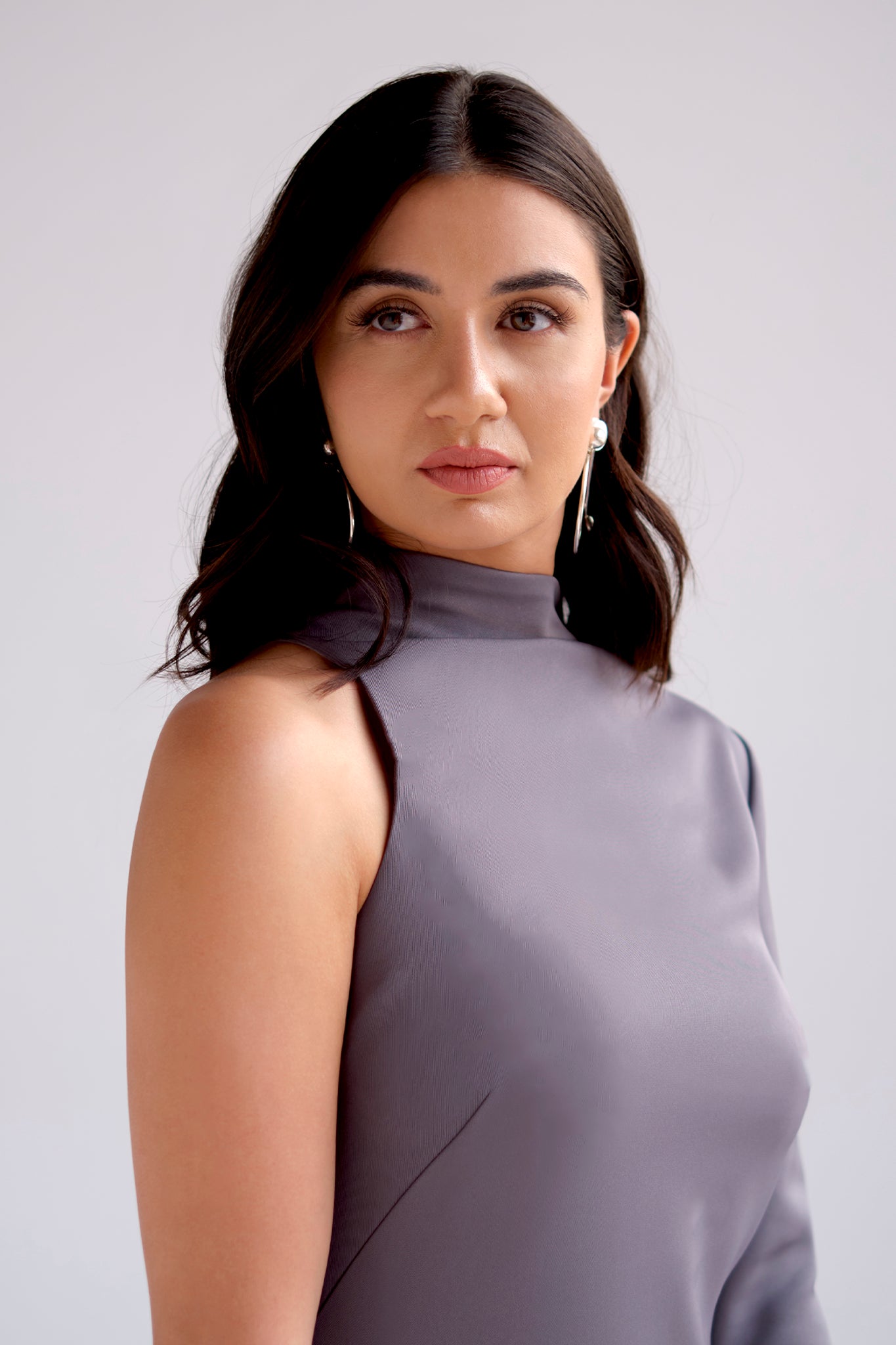 Single sleeve midi dress in gray