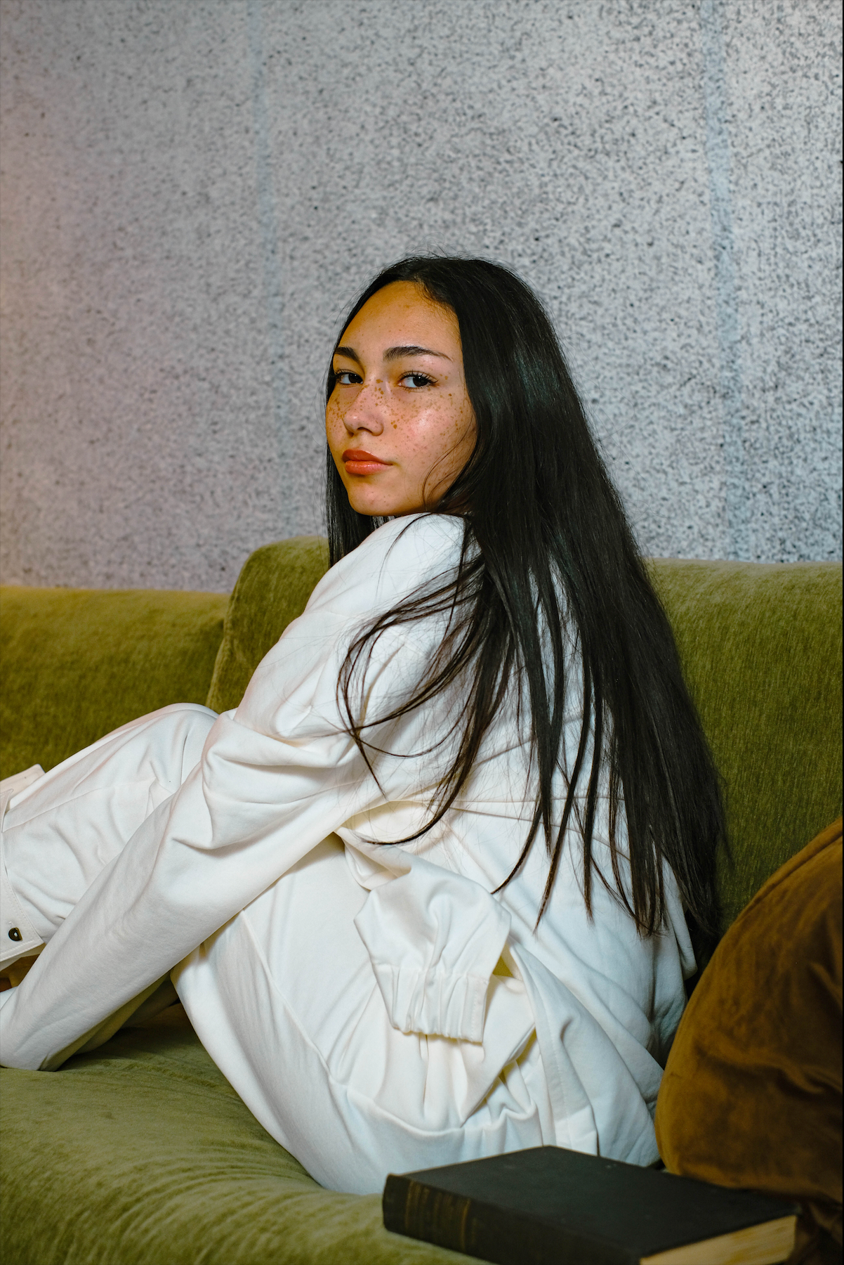 Contrast sweater with cacoon sleeves and asymmetric hem in white