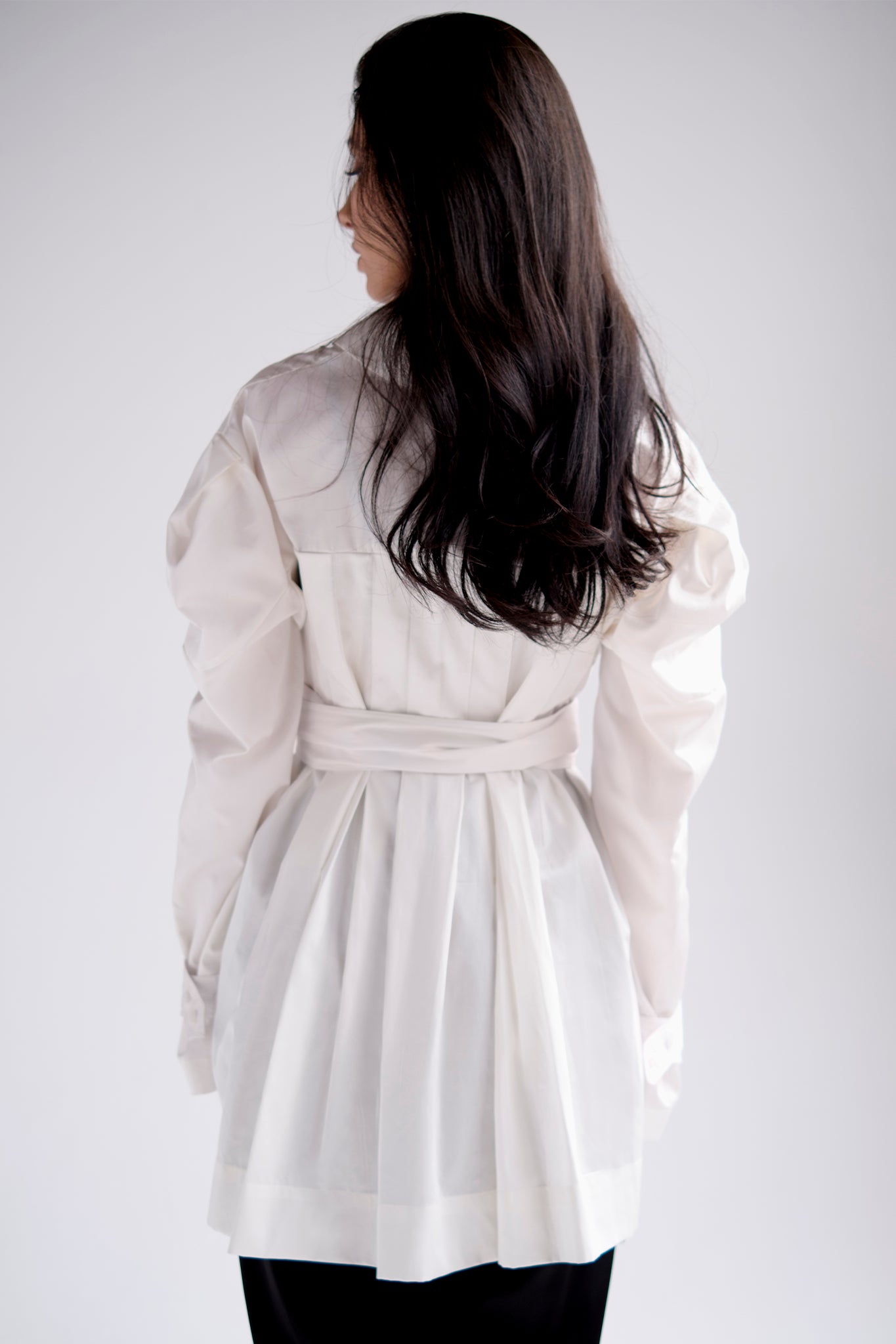 Belted shirt with puff sleeves and asymmetric hem in white