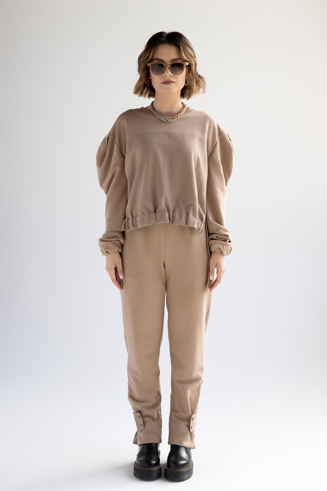 Contrast sweater with cacoon sleeves and asymmetric hem in tan