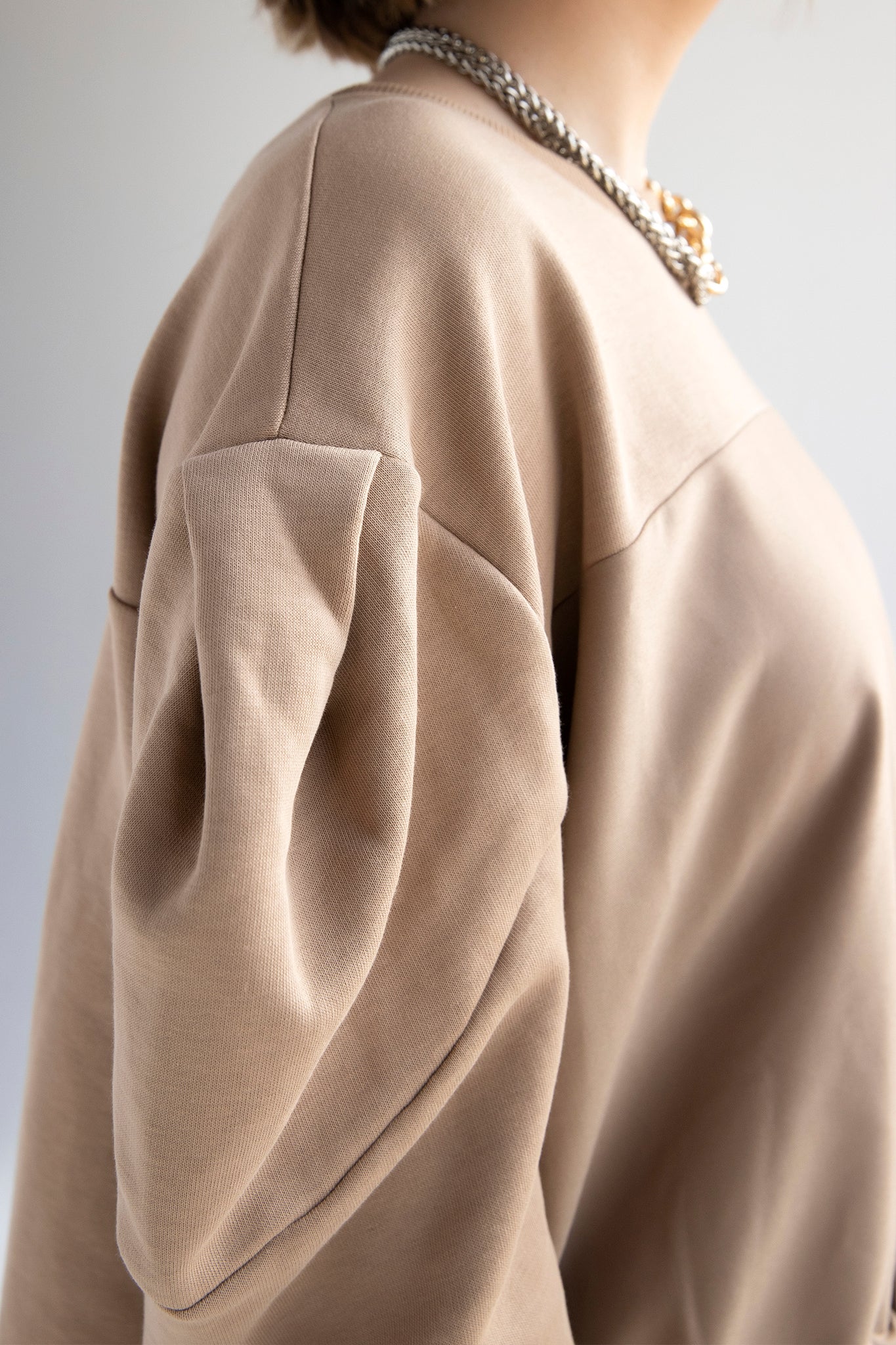 Contrast sweater with cacoon sleeves and asymmetric hem in tan
