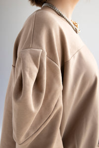 Contrast sweater with cacoon sleeves and asymmetric hem in tan