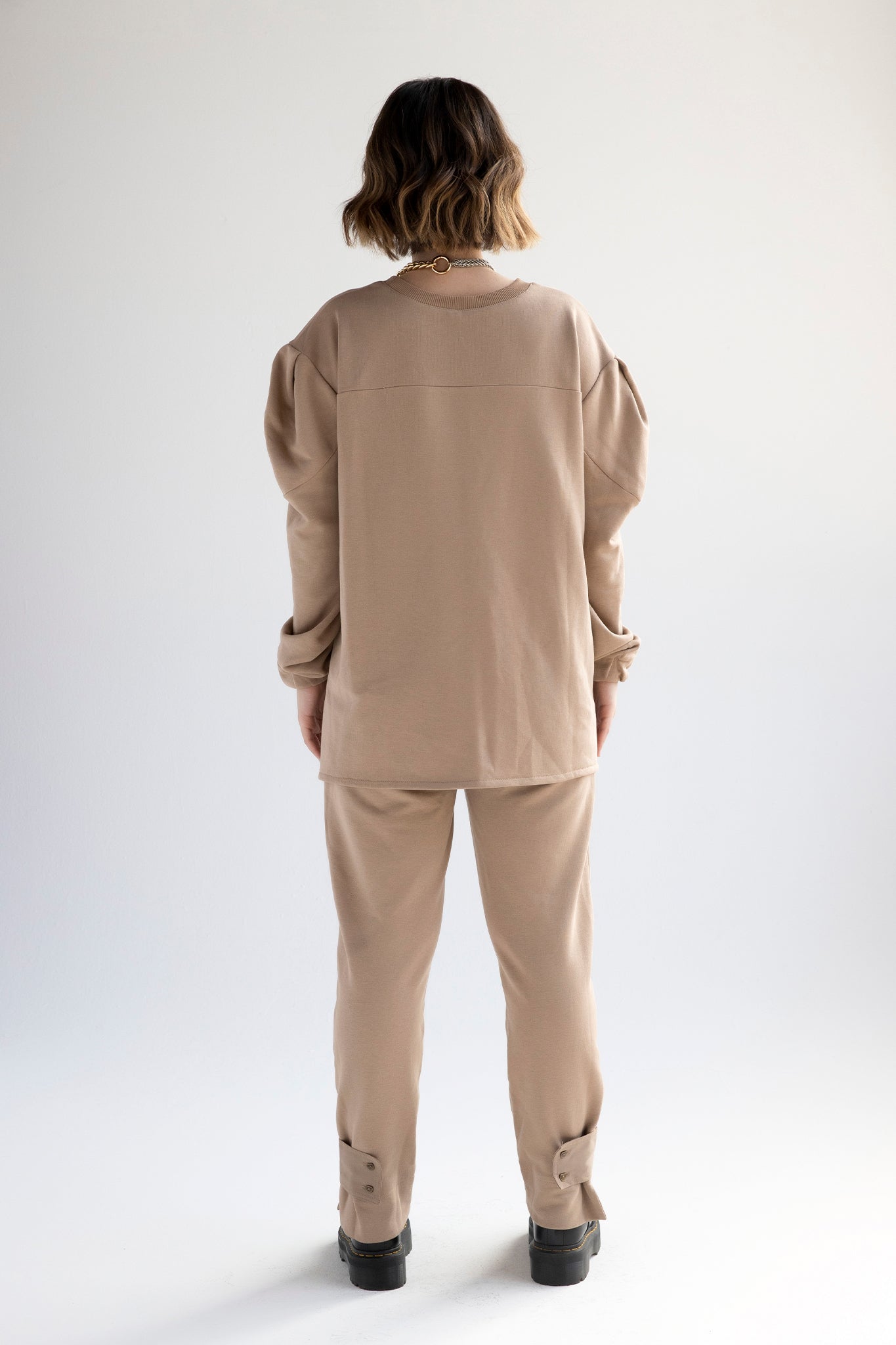 Contrast sweater with cacoon sleeves and asymmetric hem in tan