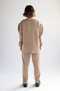 Contrast sweater with cacoon sleeves and asymmetric hem in tan